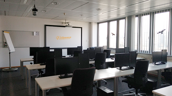 Einer von sieben modernen Seminarräumen an unserem Standort in Frankfurt/Eschborn.